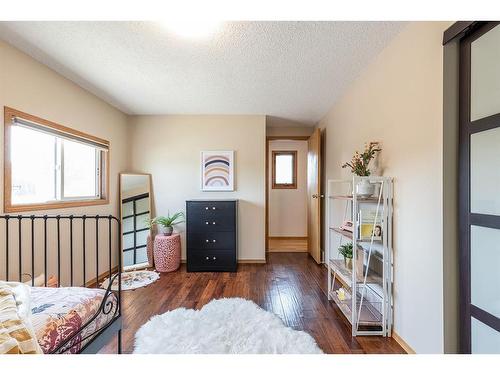 252 Seven Persons Drive Sw, Medicine Hat, AB - Indoor Photo Showing Bedroom