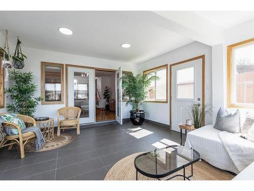 252 Seven Persons Drive Sw, Medicine Hat, AB - Indoor Photo Showing Living Room