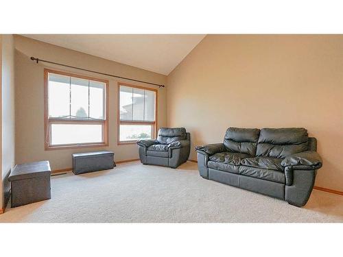 19 Calder Green Se, Medicine Hat, AB - Indoor Photo Showing Living Room