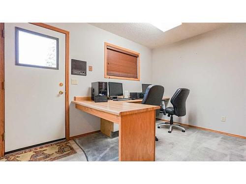 19 Calder Green Se, Medicine Hat, AB - Indoor Photo Showing Office