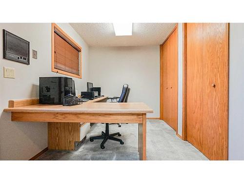 19 Calder Green Se, Medicine Hat, AB - Indoor Photo Showing Office