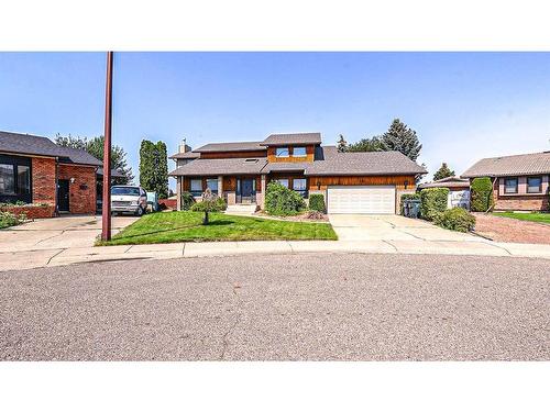 19 Calder Green Se, Medicine Hat, AB - Outdoor With Facade