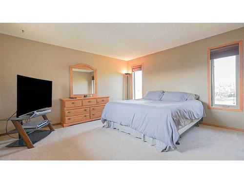 19 Calder Green Se, Medicine Hat, AB - Indoor Photo Showing Bedroom