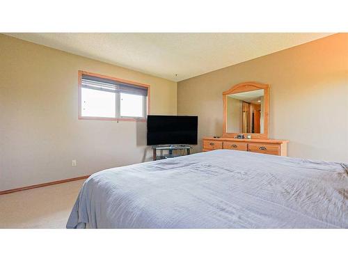 19 Calder Green Se, Medicine Hat, AB - Indoor Photo Showing Bedroom