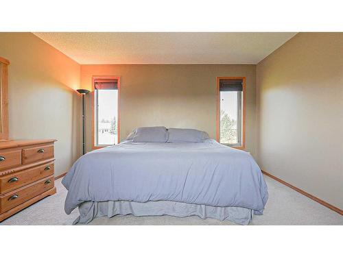 19 Calder Green Se, Medicine Hat, AB - Indoor Photo Showing Bedroom