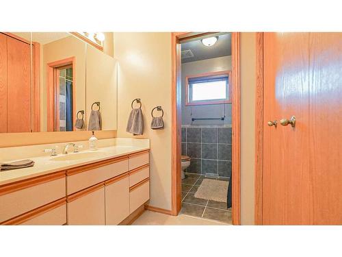 19 Calder Green Se, Medicine Hat, AB - Indoor Photo Showing Bathroom