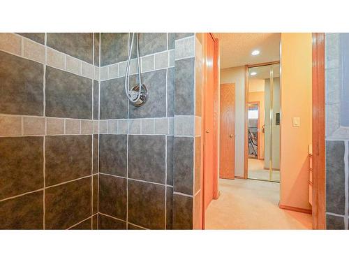 19 Calder Green Se, Medicine Hat, AB - Indoor Photo Showing Bathroom