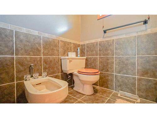 19 Calder Green Se, Medicine Hat, AB - Indoor Photo Showing Bathroom