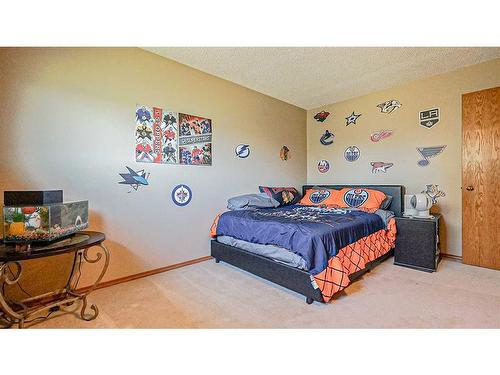 19 Calder Green Se, Medicine Hat, AB - Indoor Photo Showing Bedroom