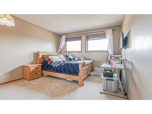 19 Calder Green Se, Medicine Hat, AB - Indoor Photo Showing Bedroom