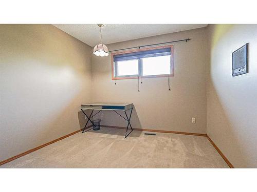 19 Calder Green Se, Medicine Hat, AB - Indoor Photo Showing Other Room