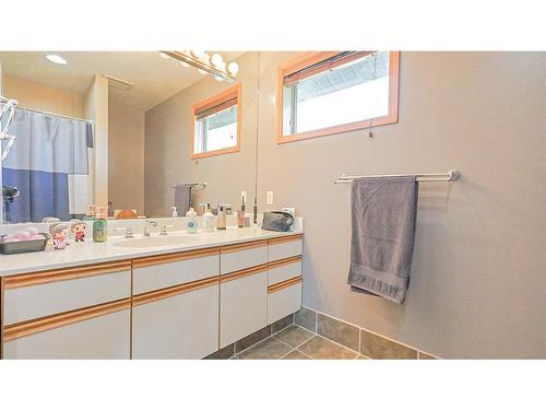 19 Calder Green Se, Medicine Hat, AB - Indoor Photo Showing Bathroom