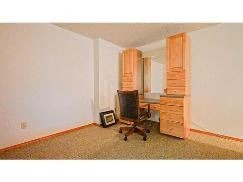 19 Calder Green Se, Medicine Hat, AB - Indoor Photo Showing Office