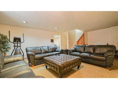 19 Calder Green Se, Medicine Hat, AB - Indoor Photo Showing Living Room