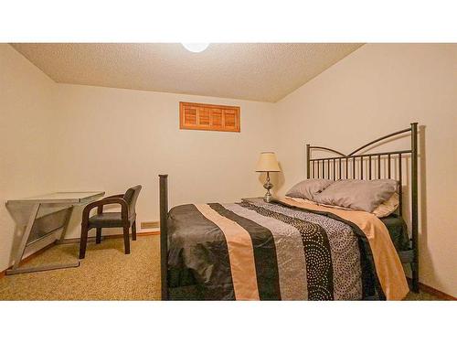 19 Calder Green Se, Medicine Hat, AB - Indoor Photo Showing Bedroom