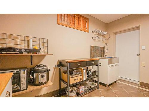 19 Calder Green Se, Medicine Hat, AB - Indoor Photo Showing Other Room