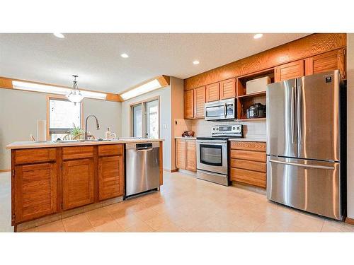 19 Calder Green Se, Medicine Hat, AB - Indoor Photo Showing Kitchen With Double Sink