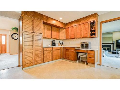 19 Calder Green Se, Medicine Hat, AB - Indoor Photo Showing Kitchen