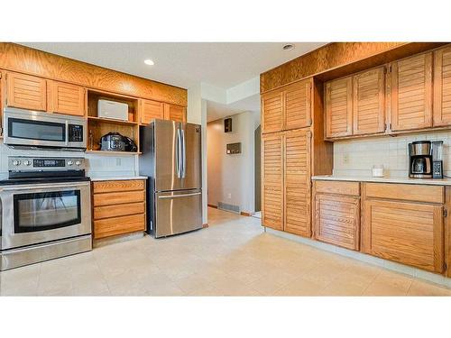 19 Calder Green Se, Medicine Hat, AB - Indoor Photo Showing Kitchen