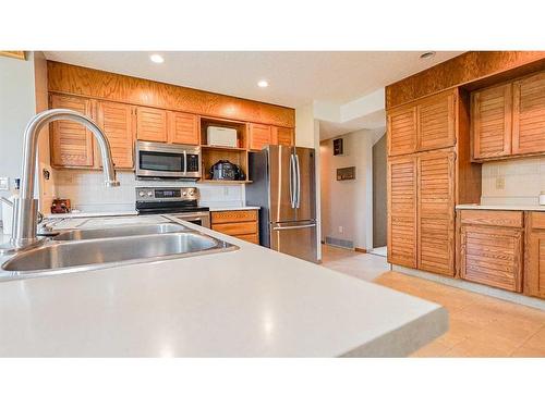 19 Calder Green Se, Medicine Hat, AB - Indoor Photo Showing Kitchen With Double Sink