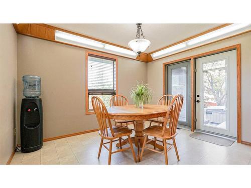 19 Calder Green Se, Medicine Hat, AB - Indoor Photo Showing Dining Room