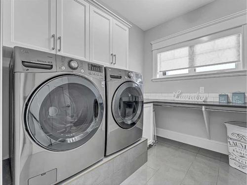 586 Somerside View Se, Medicine Hat, AB - Indoor Photo Showing Laundry Room