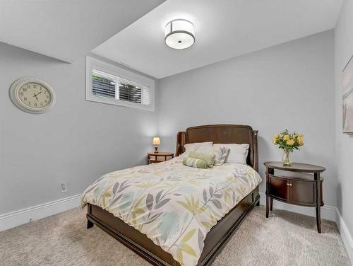 586 Somerside View Se, Medicine Hat, AB - Indoor Photo Showing Bedroom