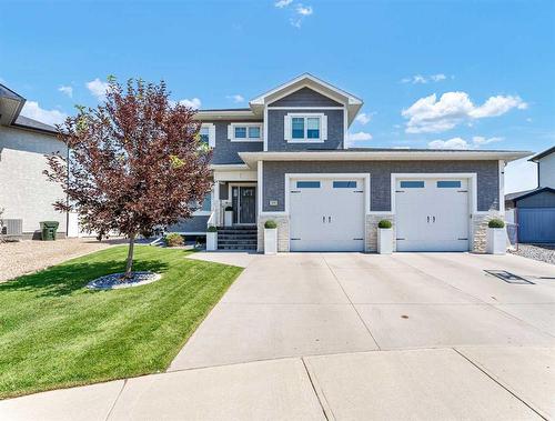 586 Somerside View Se, Medicine Hat, AB - Outdoor With Facade