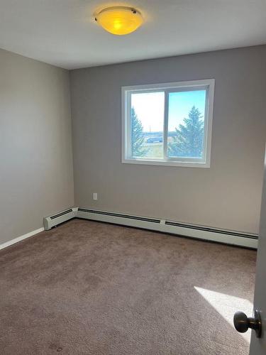 301-1648 Saamis Drive Nw, Medicine Hat, AB - Indoor Photo Showing Other Room