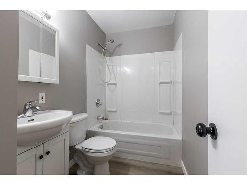 1524 Bullivant Crescent Sw, Medicine Hat, AB - Indoor Photo Showing Bathroom