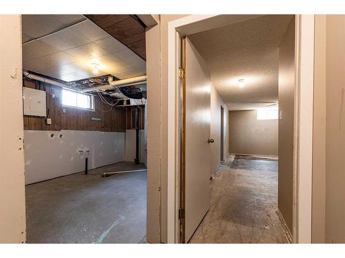 1524 Bullivant Crescent Sw, Medicine Hat, AB - Indoor Photo Showing Garage