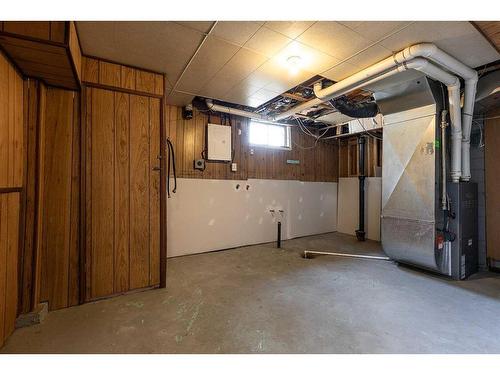 1524 Bullivant Crescent Sw, Medicine Hat, AB - Indoor Photo Showing Garage