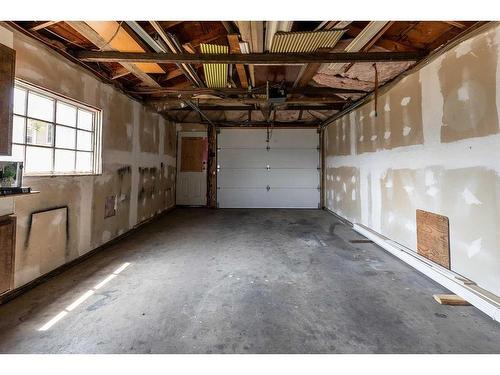 1524 Bullivant Crescent Sw, Medicine Hat, AB - Indoor Photo Showing Garage