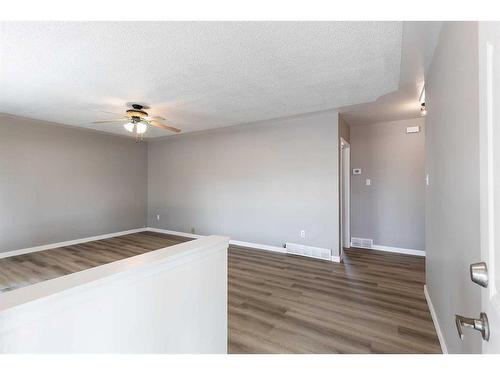 1524 Bullivant Crescent Sw, Medicine Hat, AB - Indoor Photo Showing Other Room