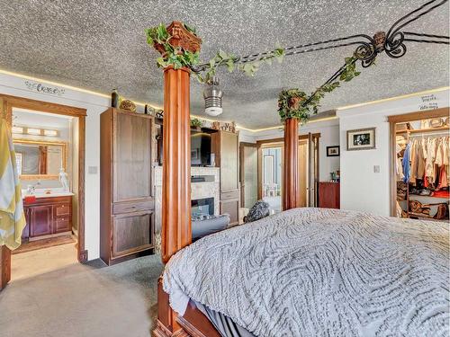 2-13027 Range Road 50, Rural Cypress County, AB - Indoor Photo Showing Bedroom