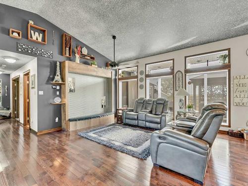 2-13027 Range Road 50, Rural Cypress County, AB - Indoor Photo Showing Living Room