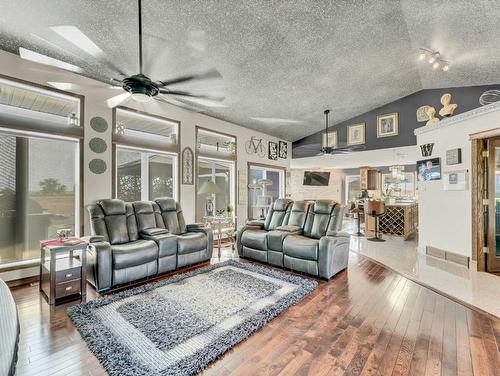 2-13027 Range Road 50, Rural Cypress County, AB - Indoor Photo Showing Living Room