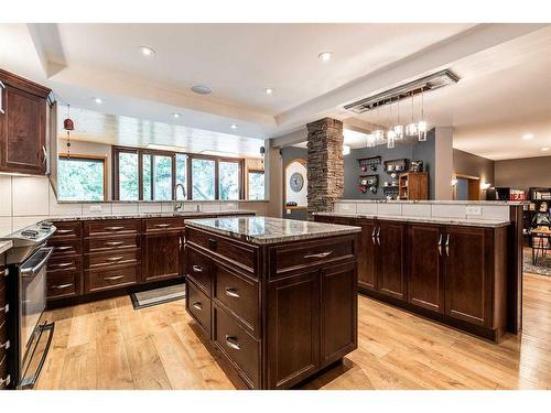 137 1 Street Nw, Medicine Hat, AB - Indoor Photo Showing Kitchen With Upgraded Kitchen