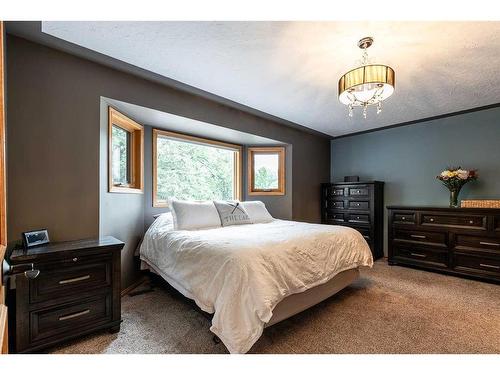 137 1 Street Nw, Medicine Hat, AB - Indoor Photo Showing Bedroom