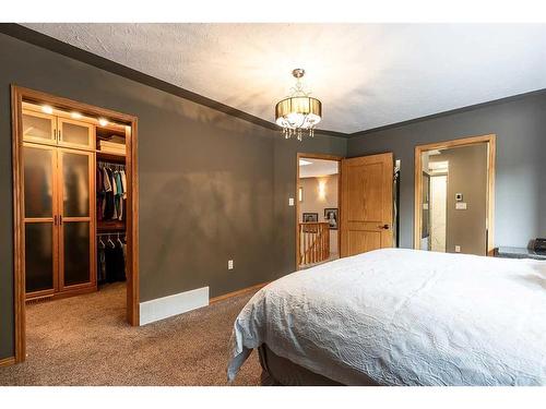 137 1 Street Nw, Medicine Hat, AB - Indoor Photo Showing Bedroom