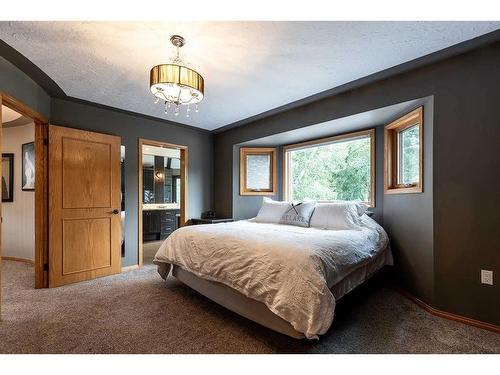 137 1 Street Nw, Medicine Hat, AB - Indoor Photo Showing Bedroom