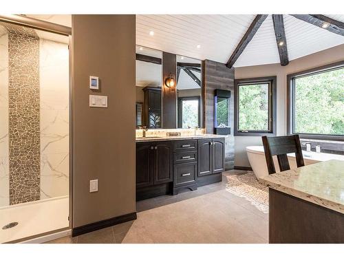 137 1 Street Nw, Medicine Hat, AB - Indoor Photo Showing Bathroom