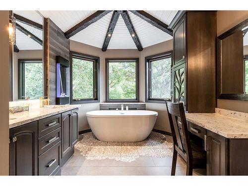 137 1 Street Nw, Medicine Hat, AB - Indoor Photo Showing Bathroom