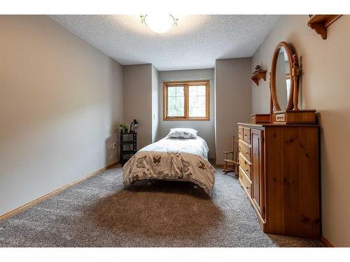 137 1 Street Nw, Medicine Hat, AB - Indoor Photo Showing Bedroom