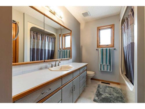 137 1 Street Nw, Medicine Hat, AB - Indoor Photo Showing Bathroom