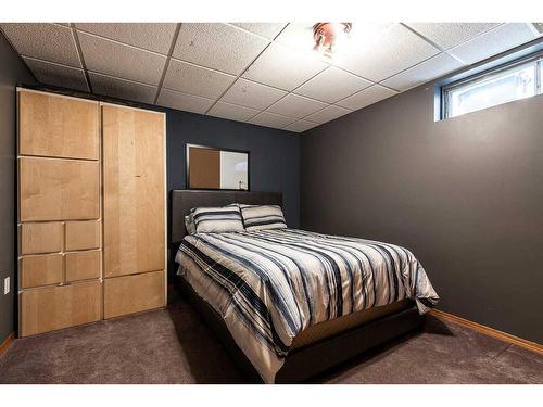 137 1 Street Nw, Medicine Hat, AB - Indoor Photo Showing Bedroom