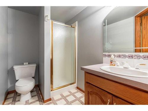 137 1 Street Nw, Medicine Hat, AB - Indoor Photo Showing Bathroom