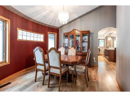 137 1 Street Nw, Medicine Hat, AB - Indoor Photo Showing Dining Room