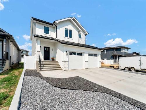 195 Hamptons Crescent Se, Medicine Hat, AB - Outdoor With Facade