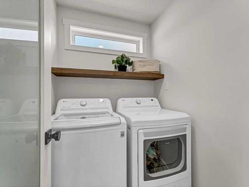 195 Hamptons Crescent Se, Medicine Hat, AB - Indoor Photo Showing Laundry Room